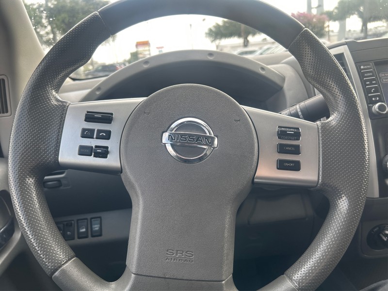 Nissan Frontier Vehicle Full-screen Gallery Image 14