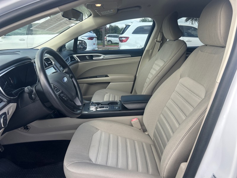 Ford Fusion Hybrid Vehicle Full-screen Gallery Image 9