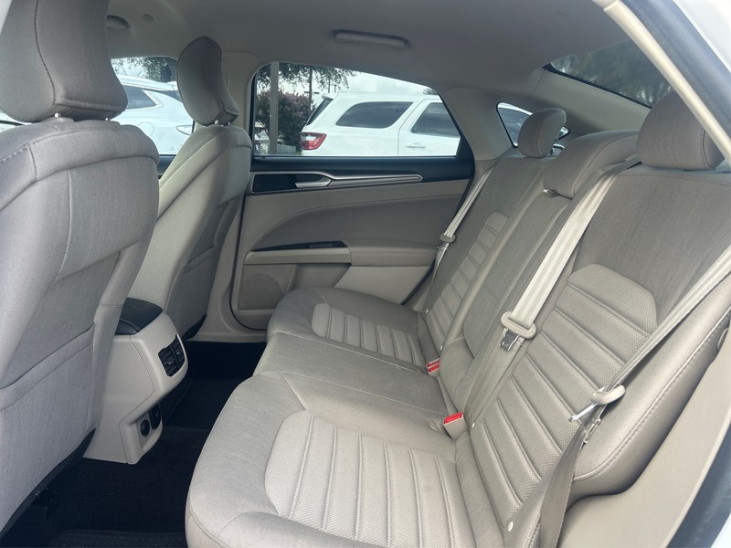 Ford Fusion Hybrid Vehicle Full-screen Gallery Image 10