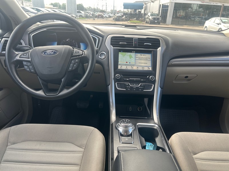 Ford Fusion Hybrid Vehicle Full-screen Gallery Image 12