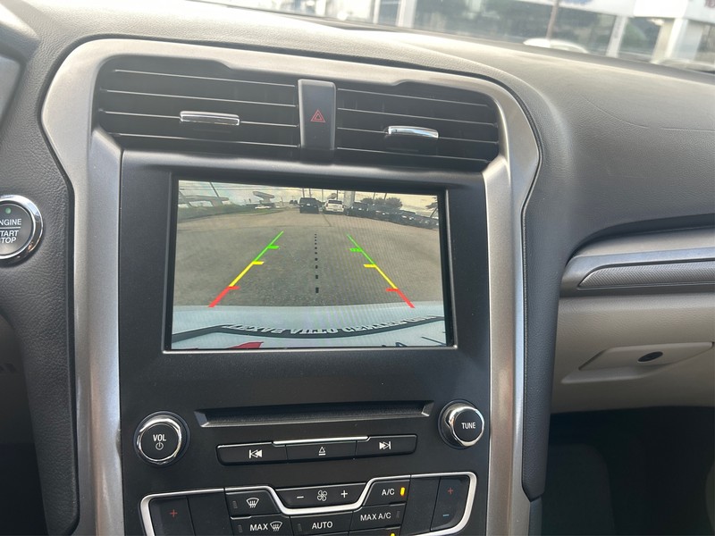 Ford Fusion Hybrid Vehicle Full-screen Gallery Image 17