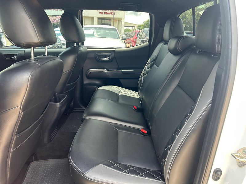 Toyota Tacoma Vehicle Full-screen Gallery Image 9