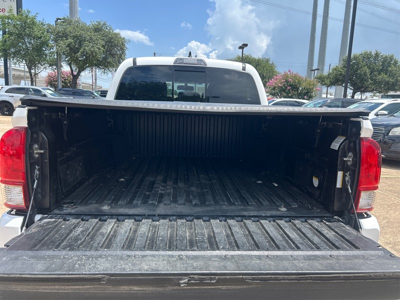Toyota Tacoma Vehicle Full-screen Gallery Image 10