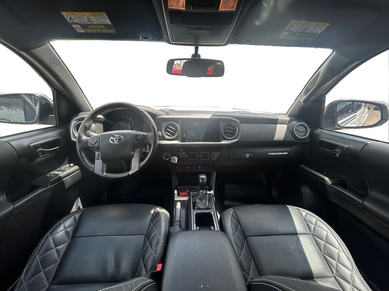 Toyota Tacoma Vehicle Full-screen Gallery Image 14