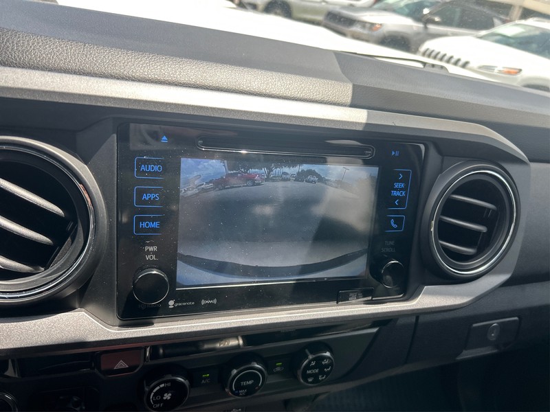 Toyota Tacoma Vehicle Full-screen Gallery Image 16