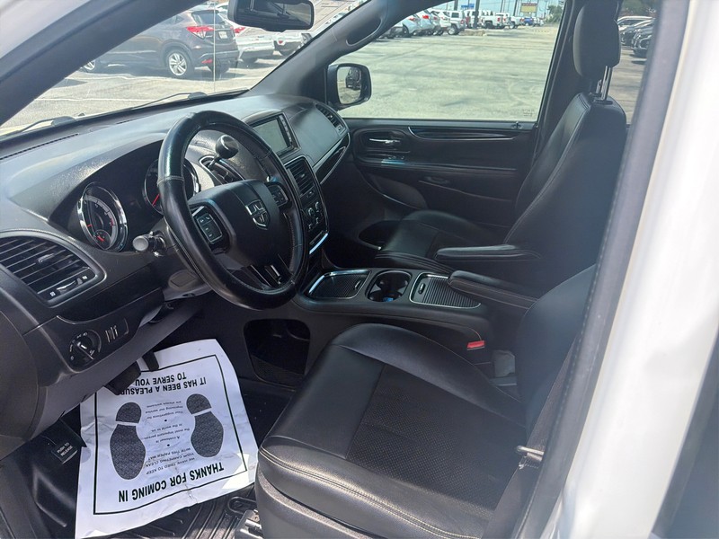 Dodge Grand Caravan Vehicle Full-screen Gallery Image 9