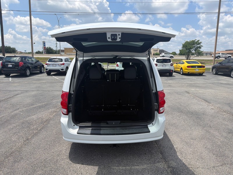 Dodge Grand Caravan Vehicle Full-screen Gallery Image 11