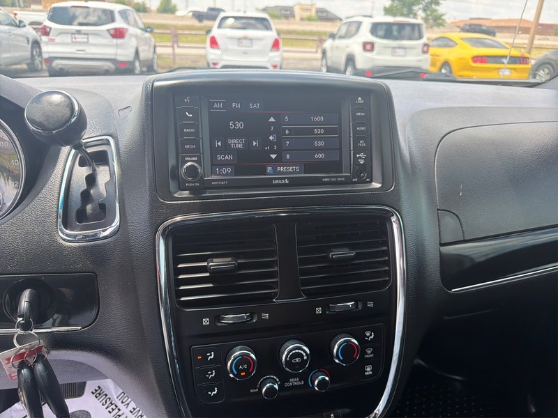 Dodge Grand Caravan Vehicle Full-screen Gallery Image 12