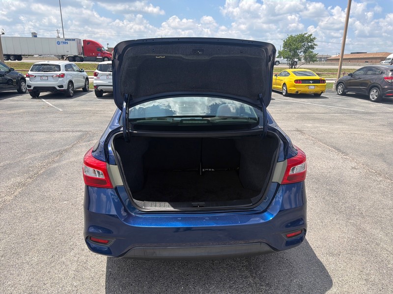 Nissan Sentra Vehicle Full-screen Gallery Image 11