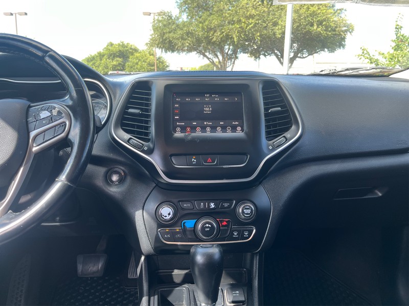 Jeep Cherokee Vehicle Full-screen Gallery Image 12