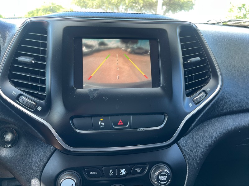 Jeep Cherokee Vehicle Full-screen Gallery Image 17