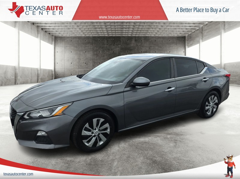Nissan Altima Vehicle Full-screen Gallery Image 02