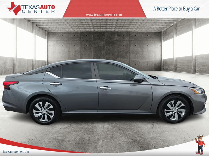 Nissan Altima Vehicle Full-screen Gallery Image 04