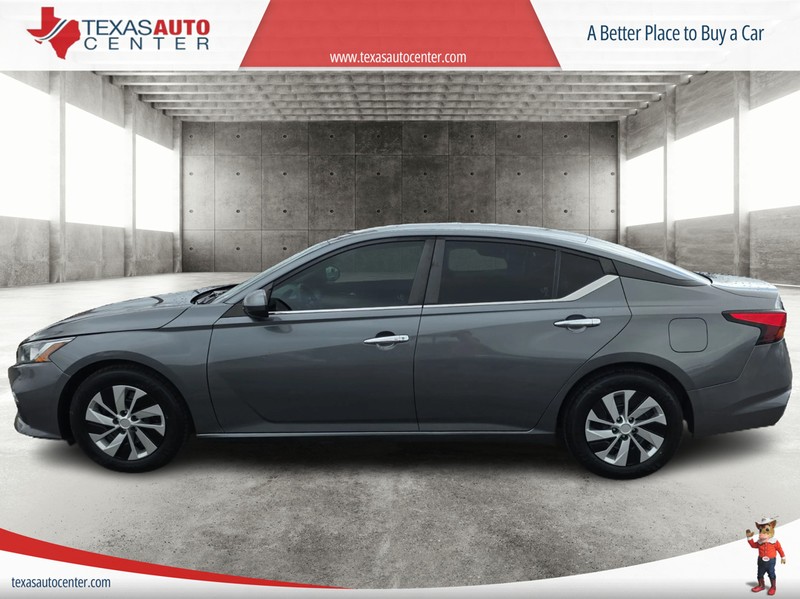Nissan Altima Vehicle Full-screen Gallery Image 05