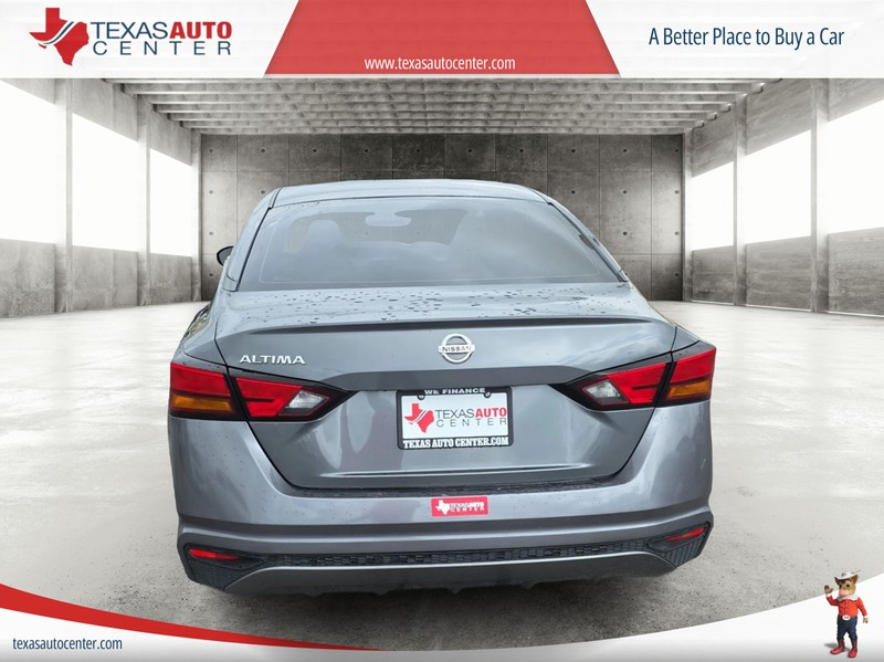 Nissan Altima Vehicle Full-screen Gallery Image 06