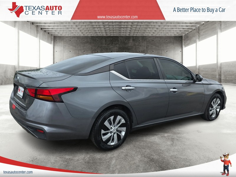 Nissan Altima Vehicle Full-screen Gallery Image 07