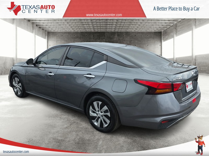 Nissan Altima Vehicle Full-screen Gallery Image 08