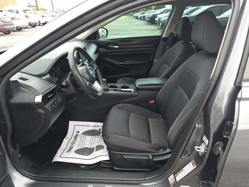Nissan Altima Vehicle Full-screen Gallery Image 09
