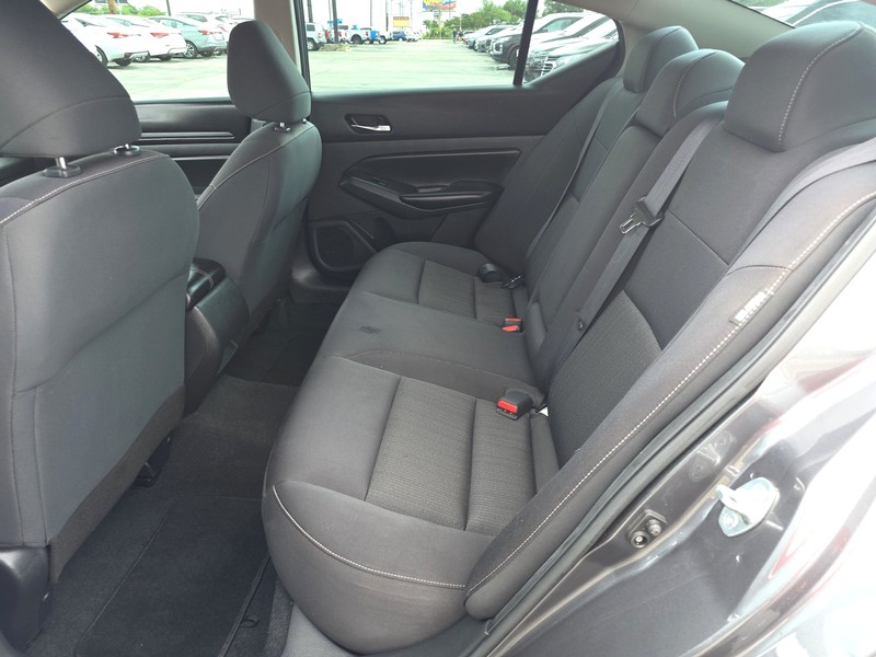 Nissan Altima Vehicle Full-screen Gallery Image 10