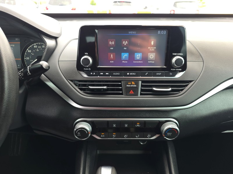 Nissan Altima Vehicle Full-screen Gallery Image 11