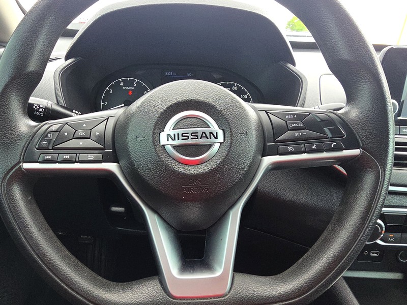 Nissan Altima Vehicle Full-screen Gallery Image 13