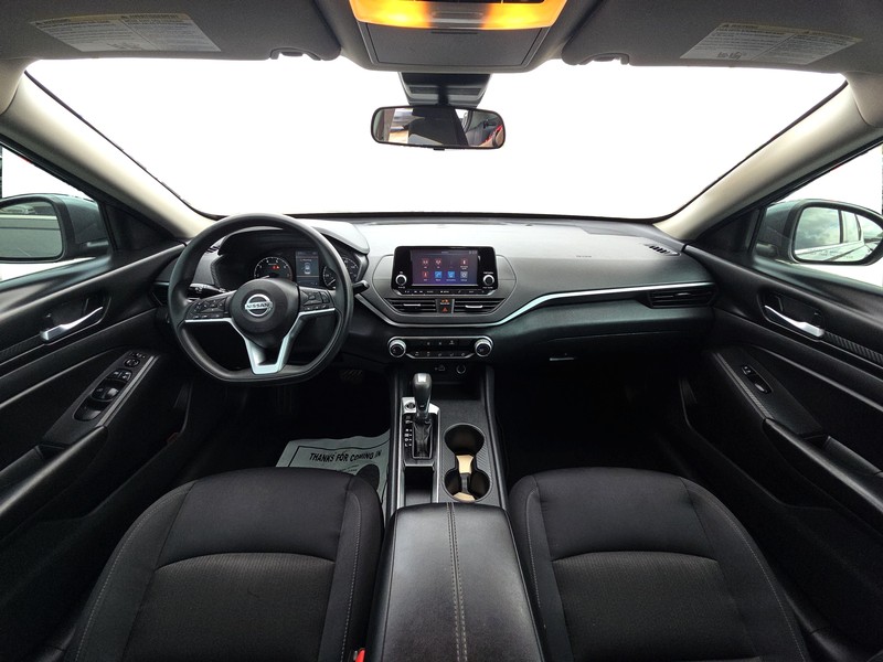 Nissan Altima Vehicle Full-screen Gallery Image 14