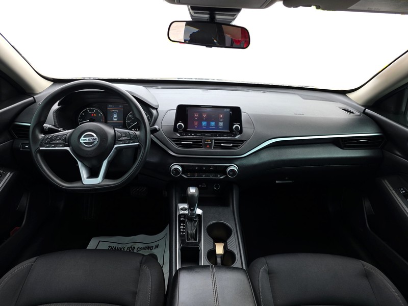 Nissan Altima Vehicle Full-screen Gallery Image 15