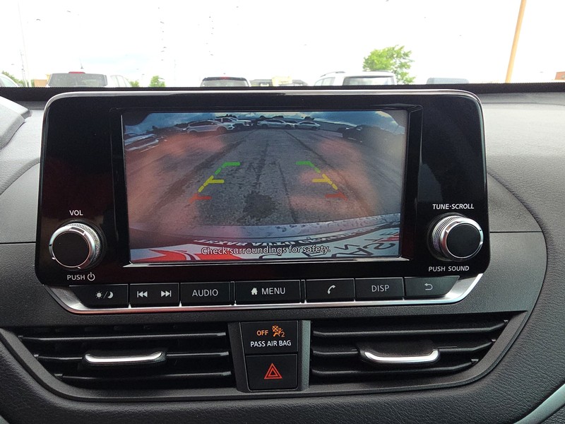 Nissan Altima Vehicle Full-screen Gallery Image 16