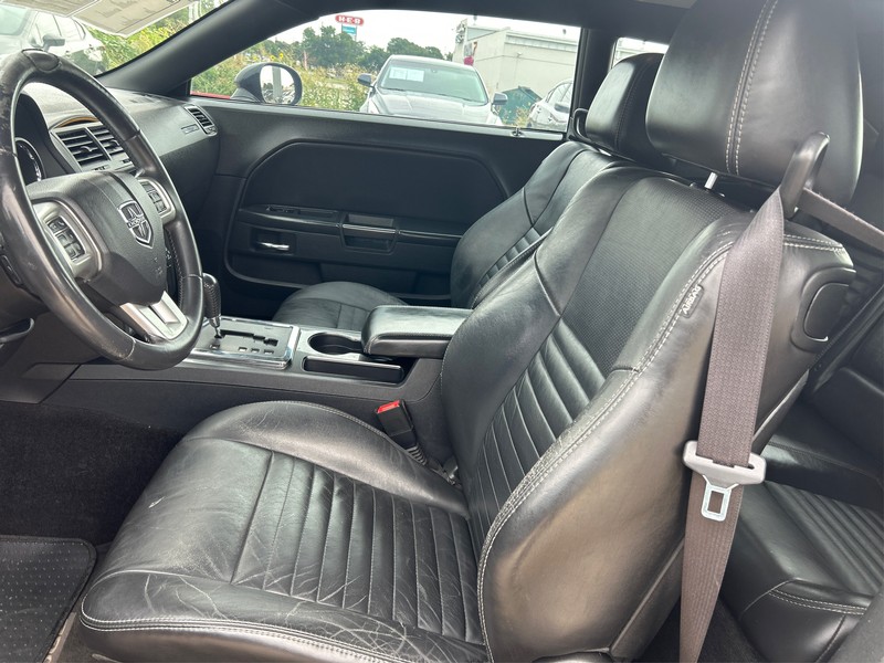 Dodge Challenger Vehicle Full-screen Gallery Image 09