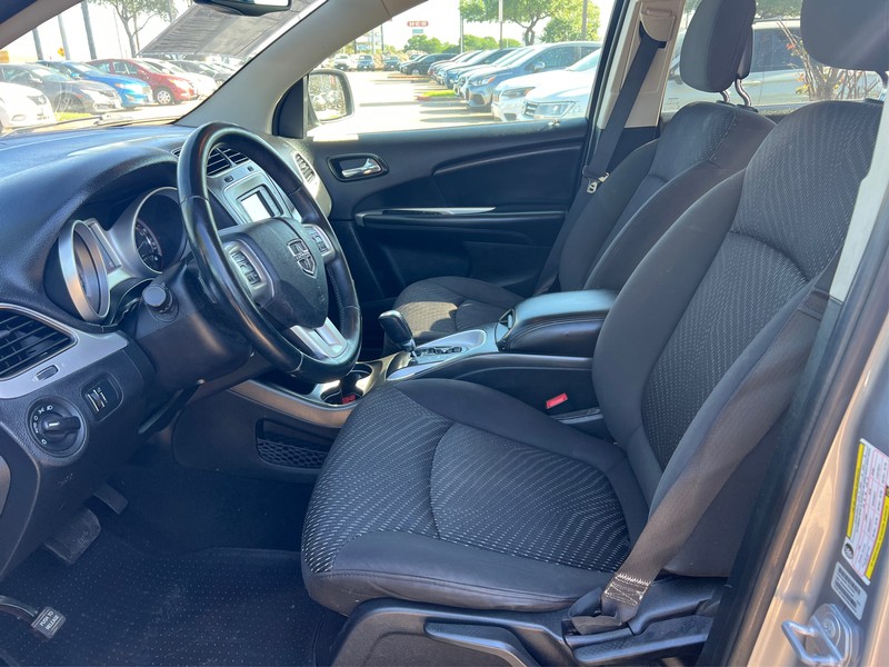 Dodge Journey Vehicle Full-screen Gallery Image 09