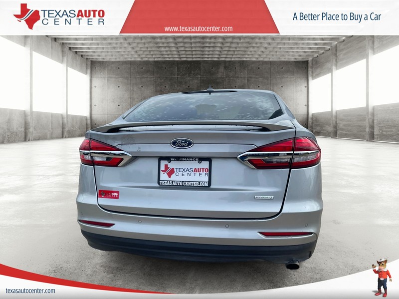 Ford Fusion Vehicle Full-screen Gallery Image 05
