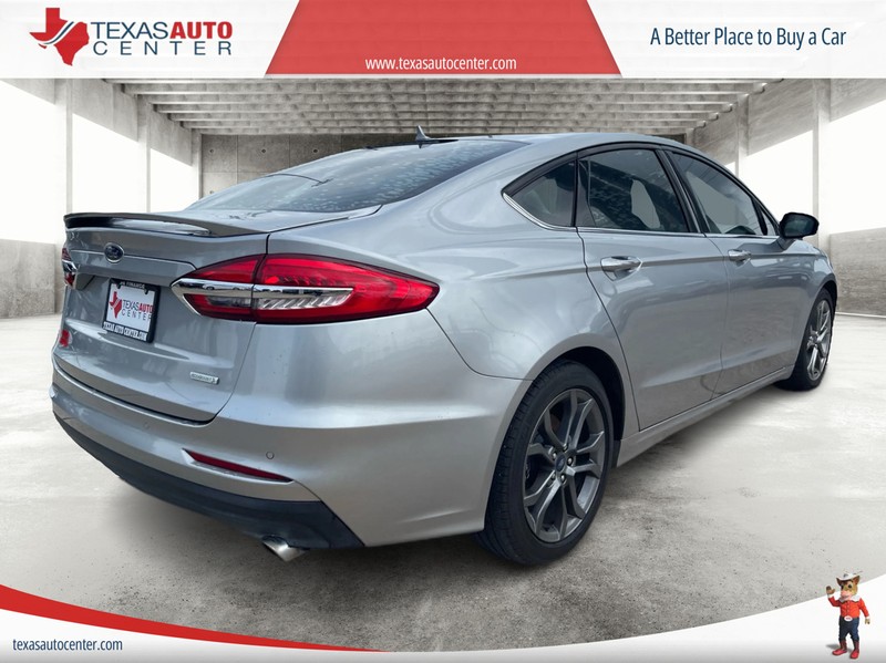 Ford Fusion Vehicle Full-screen Gallery Image 06