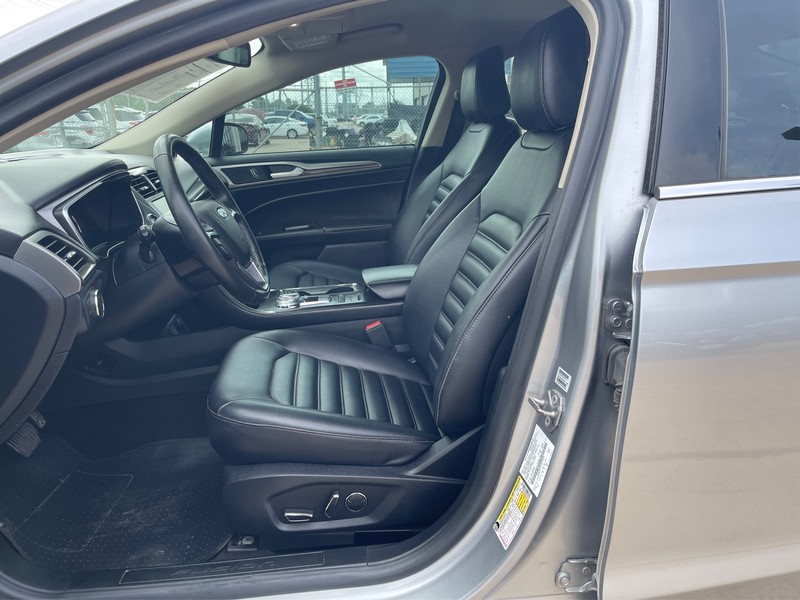 Ford Fusion Vehicle Full-screen Gallery Image 07