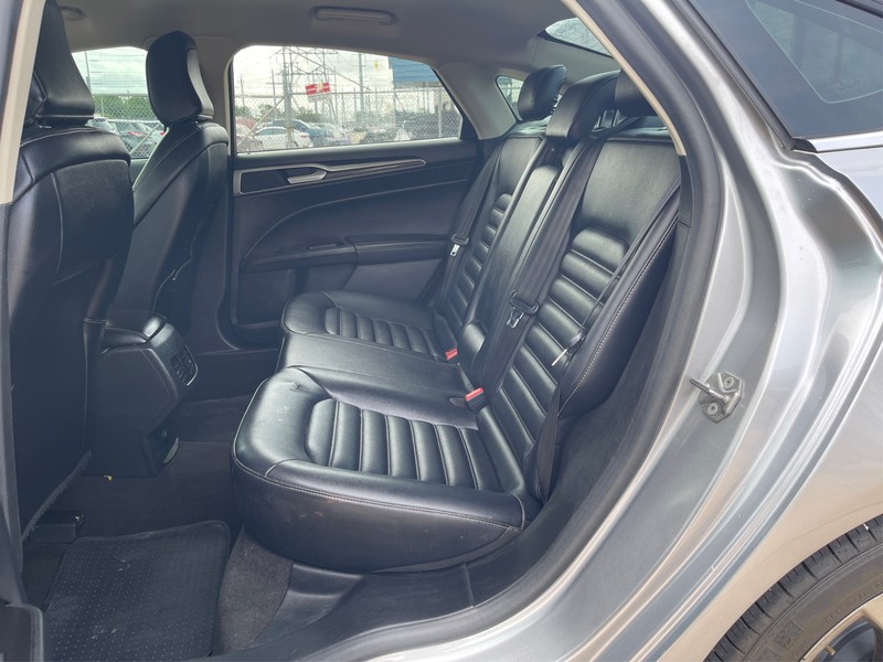 Ford Fusion Vehicle Full-screen Gallery Image 08