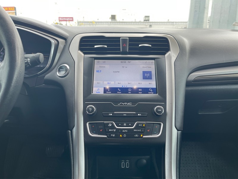 Ford Fusion Vehicle Full-screen Gallery Image 10
