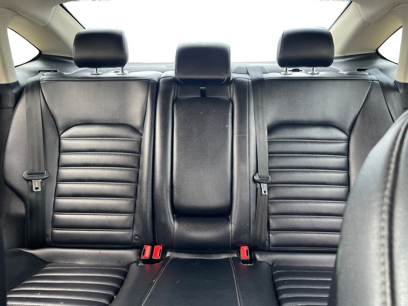 Ford Fusion Vehicle Full-screen Gallery Image 11
