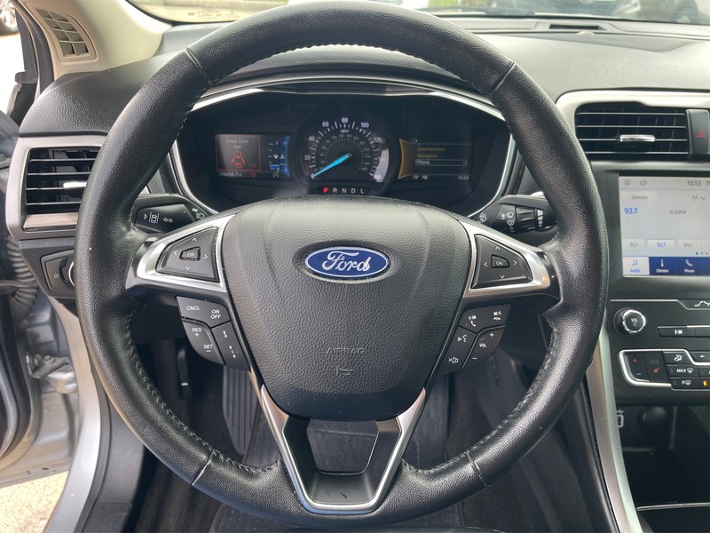 Ford Fusion Vehicle Full-screen Gallery Image 12