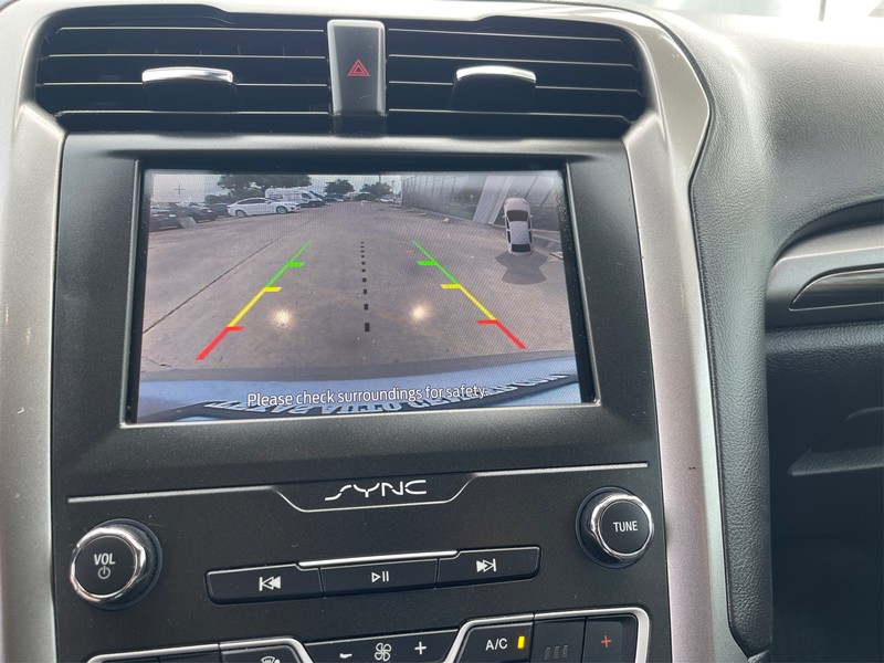 Ford Fusion Vehicle Full-screen Gallery Image 15