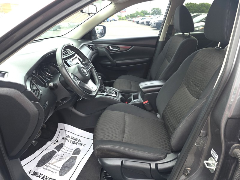 Nissan Rogue Vehicle Full-screen Gallery Image 09