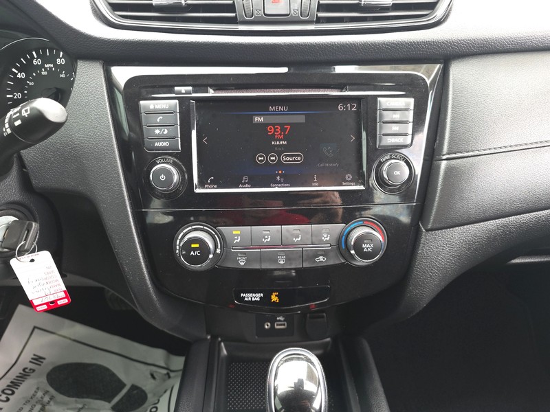 Nissan Rogue Vehicle Full-screen Gallery Image 12