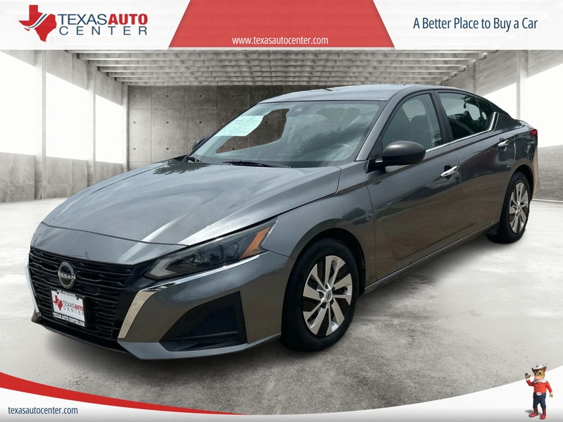 Nissan Altima Vehicle Full-screen Gallery Image 2