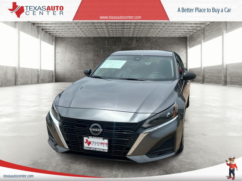 Nissan Altima Vehicle Full-screen Gallery Image 3