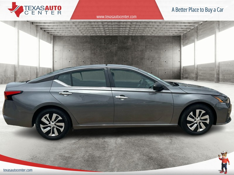 Nissan Altima Vehicle Full-screen Gallery Image 4
