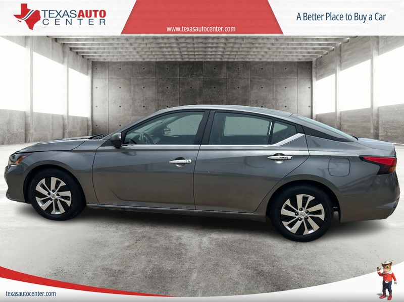 Nissan Altima Vehicle Full-screen Gallery Image 5