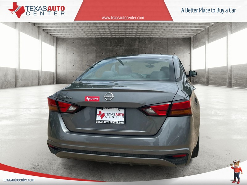Nissan Altima Vehicle Full-screen Gallery Image 6