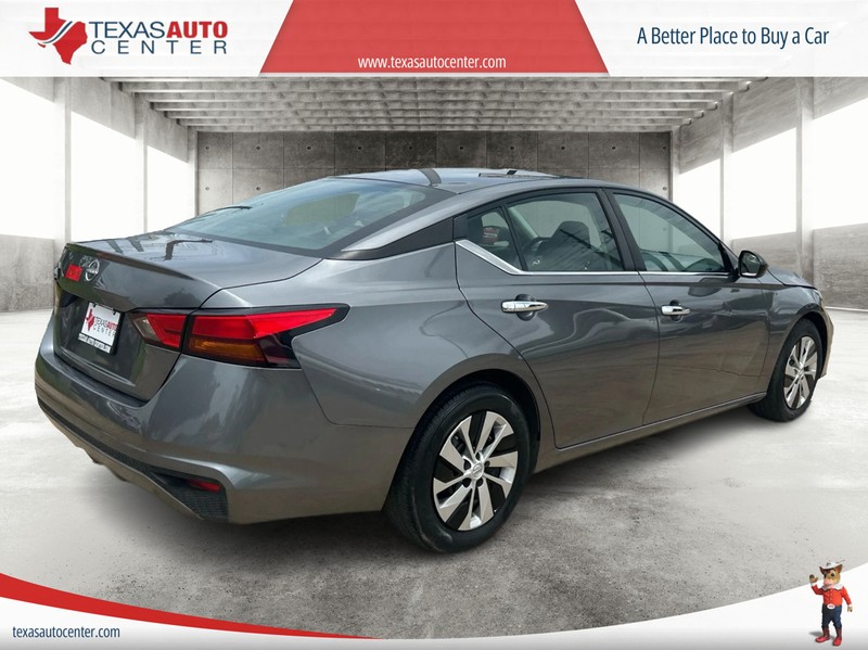 Nissan Altima Vehicle Full-screen Gallery Image 7