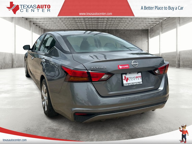 Nissan Altima Vehicle Full-screen Gallery Image 8