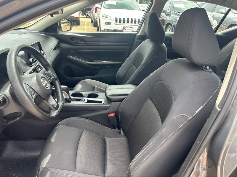 Nissan Altima Vehicle Full-screen Gallery Image 9