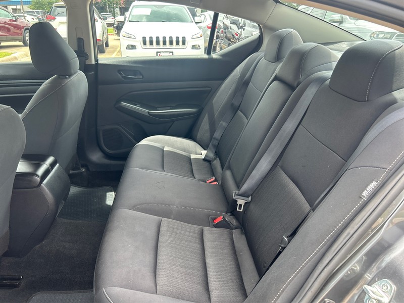 Nissan Altima Vehicle Full-screen Gallery Image 10
