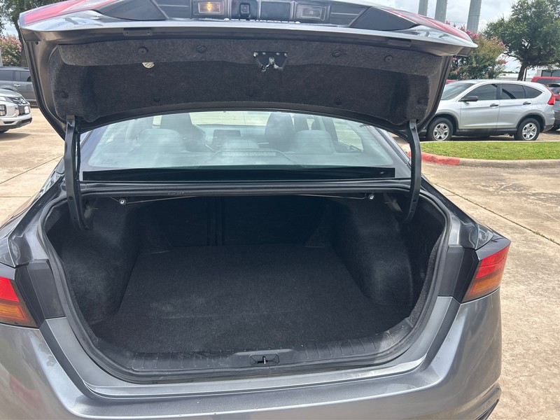 Nissan Altima Vehicle Full-screen Gallery Image 11